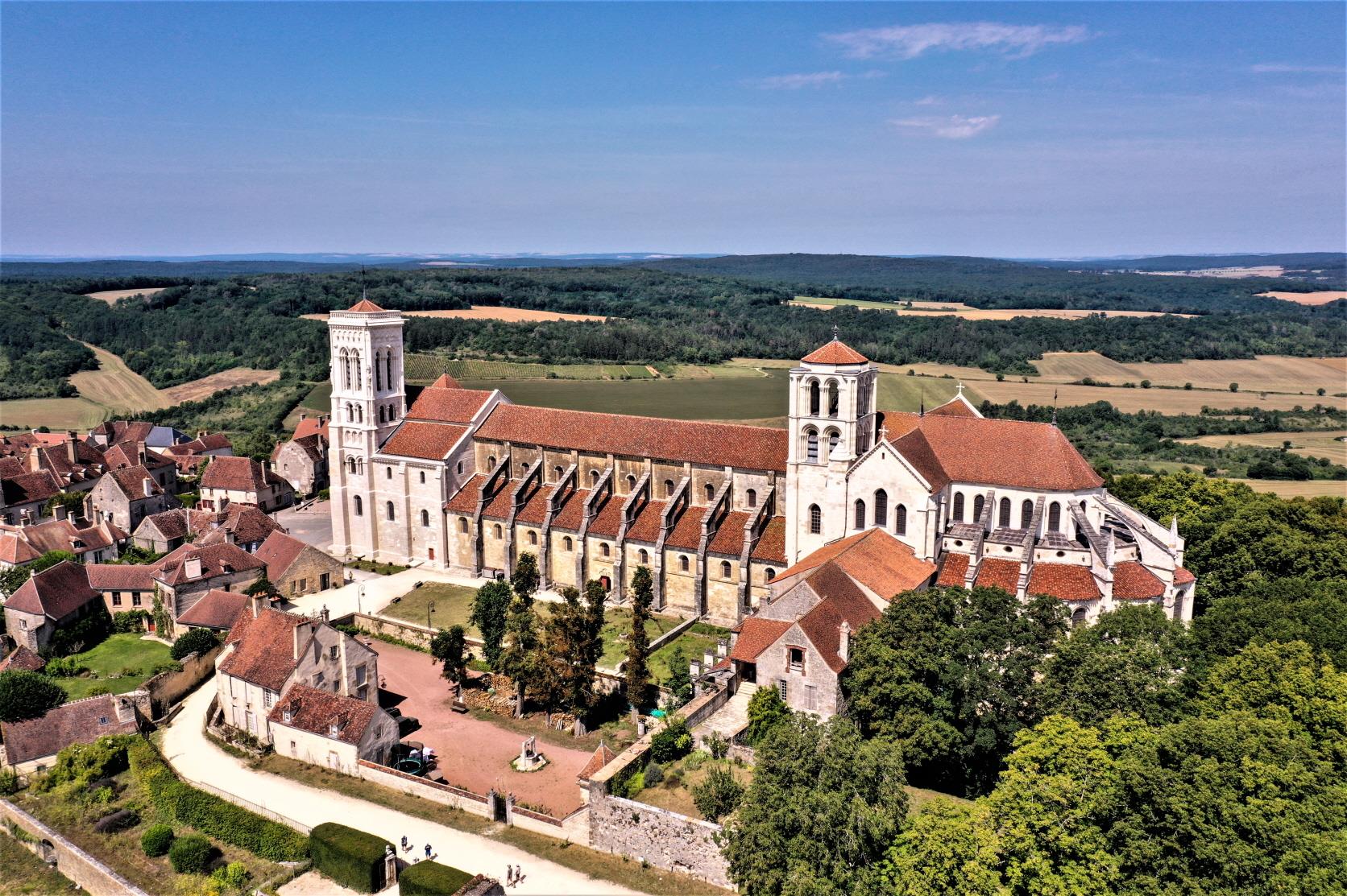 베즐레 수도원과 마을  Sainte-Marie-Madeleine Basilica in Vezelay