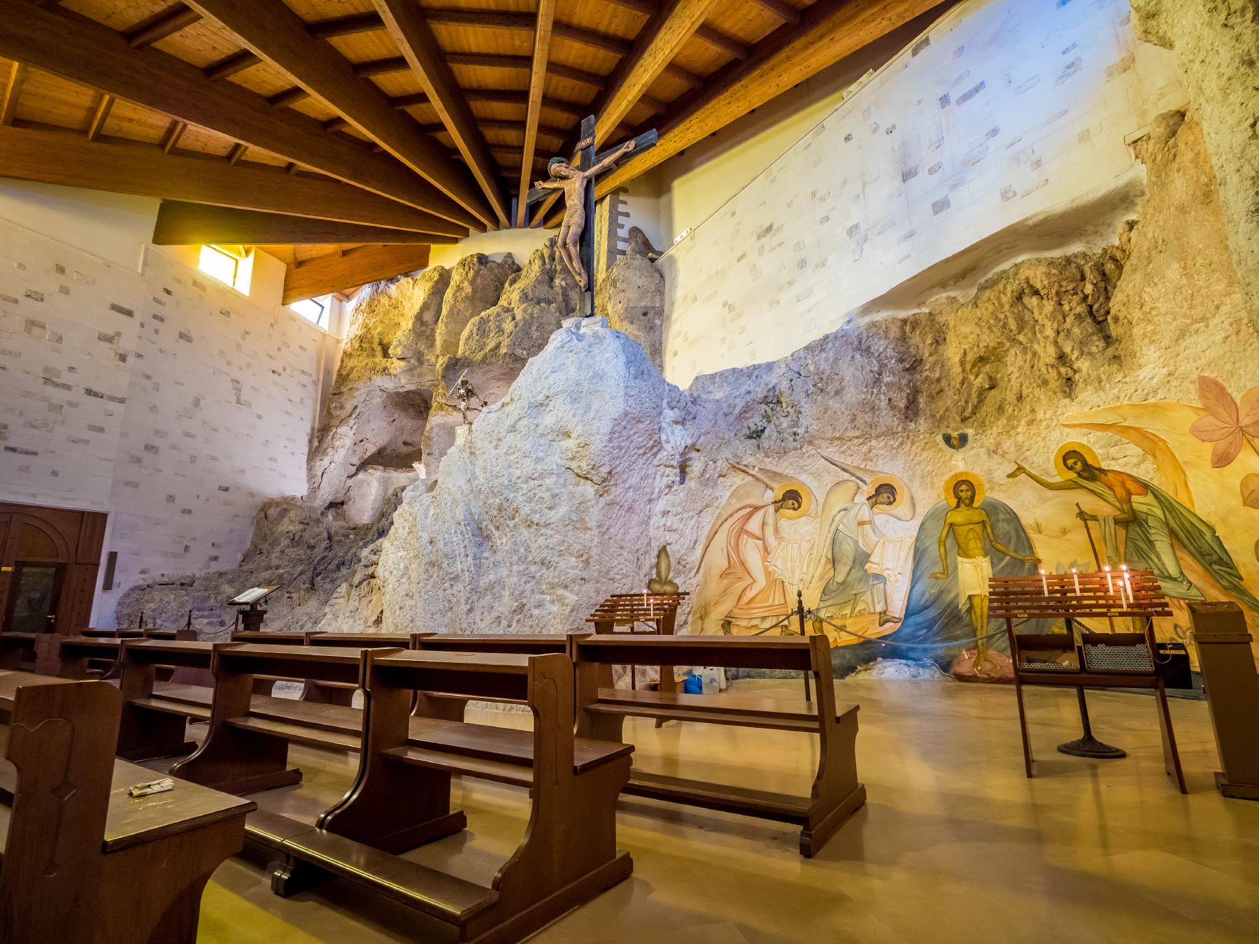 미카엘 대천사 발현 성당과 동굴  San Michele Arcangelo