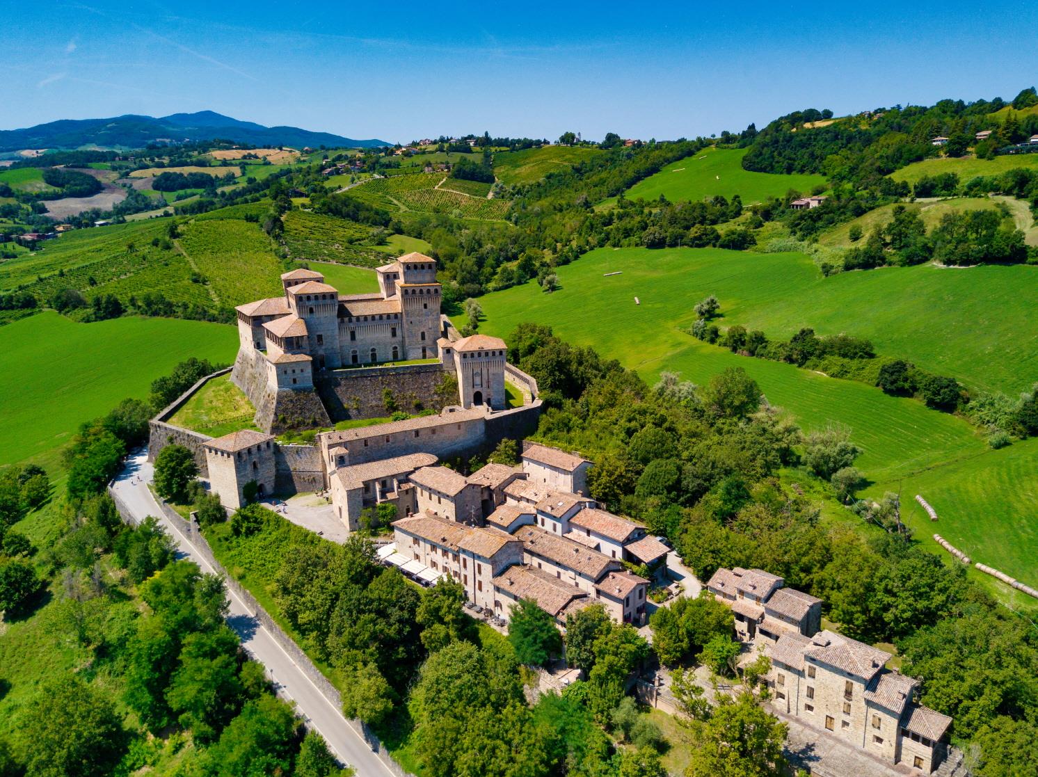 토레치아라 성  Castle of Torrechiara