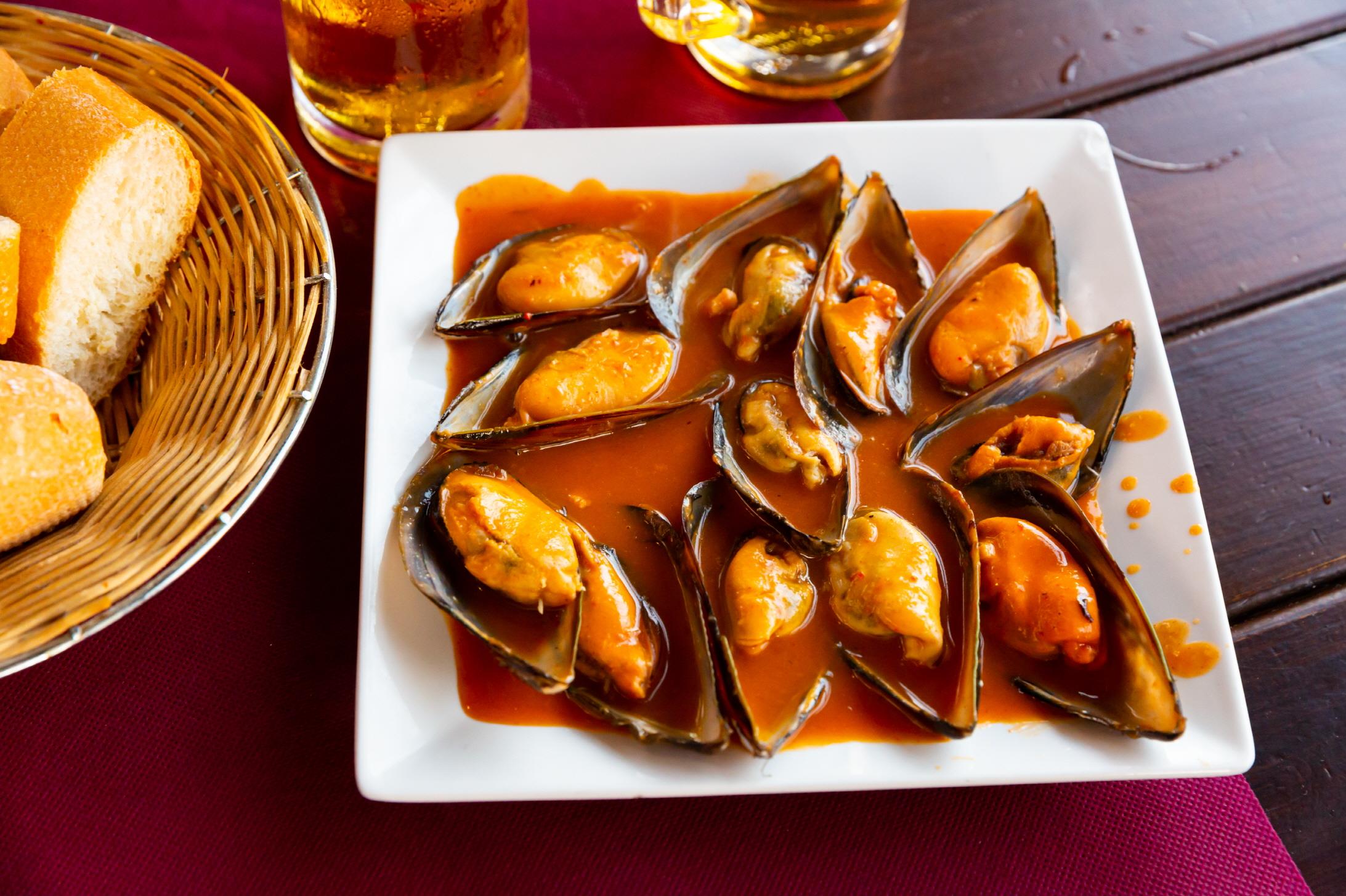 홍합 요리  Mussels steamed in their own juices