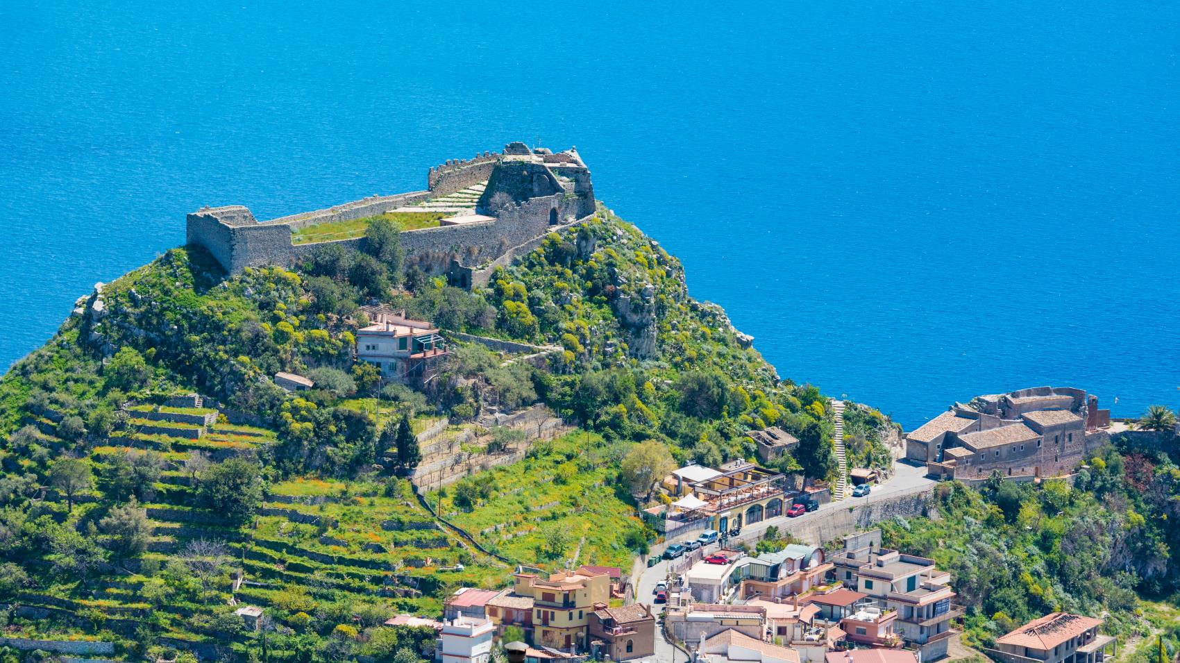 사라센 성  Castello Saraceno