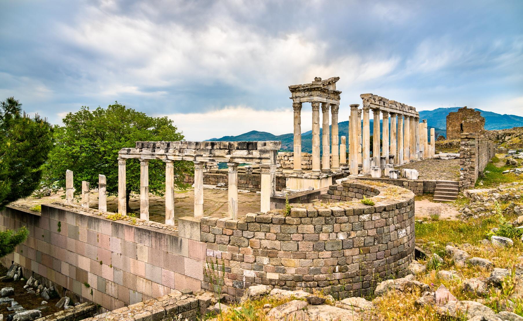 트라잔 황제 신전  Temple of Trajan