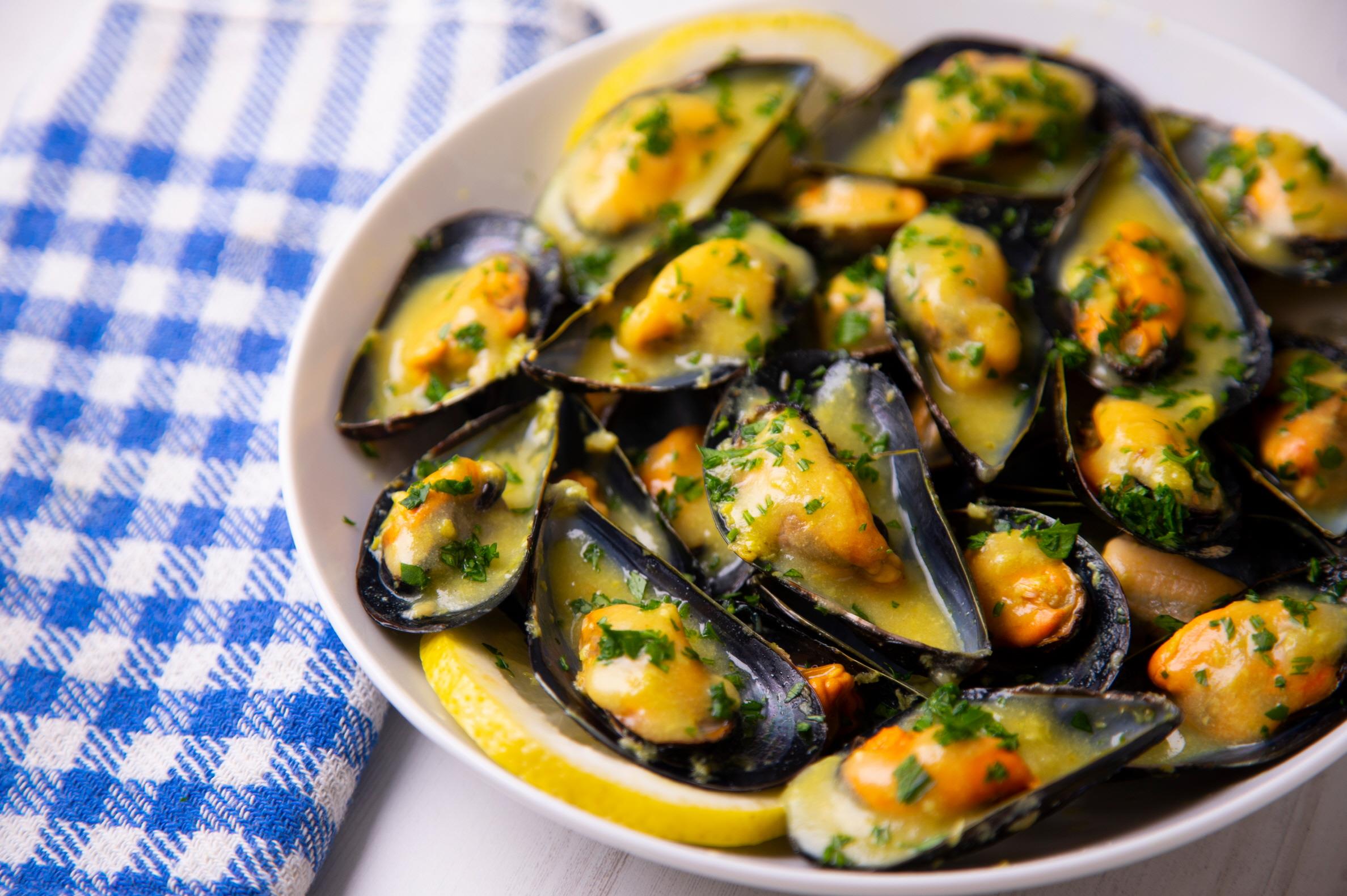 홍합 요리  Mussels steamed in their own juices