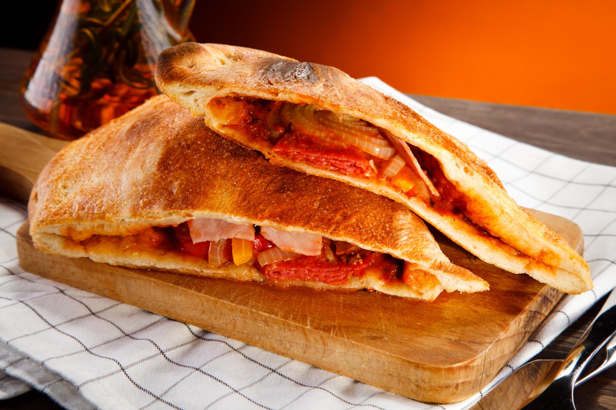 깔조네 피자  Calzone pizza