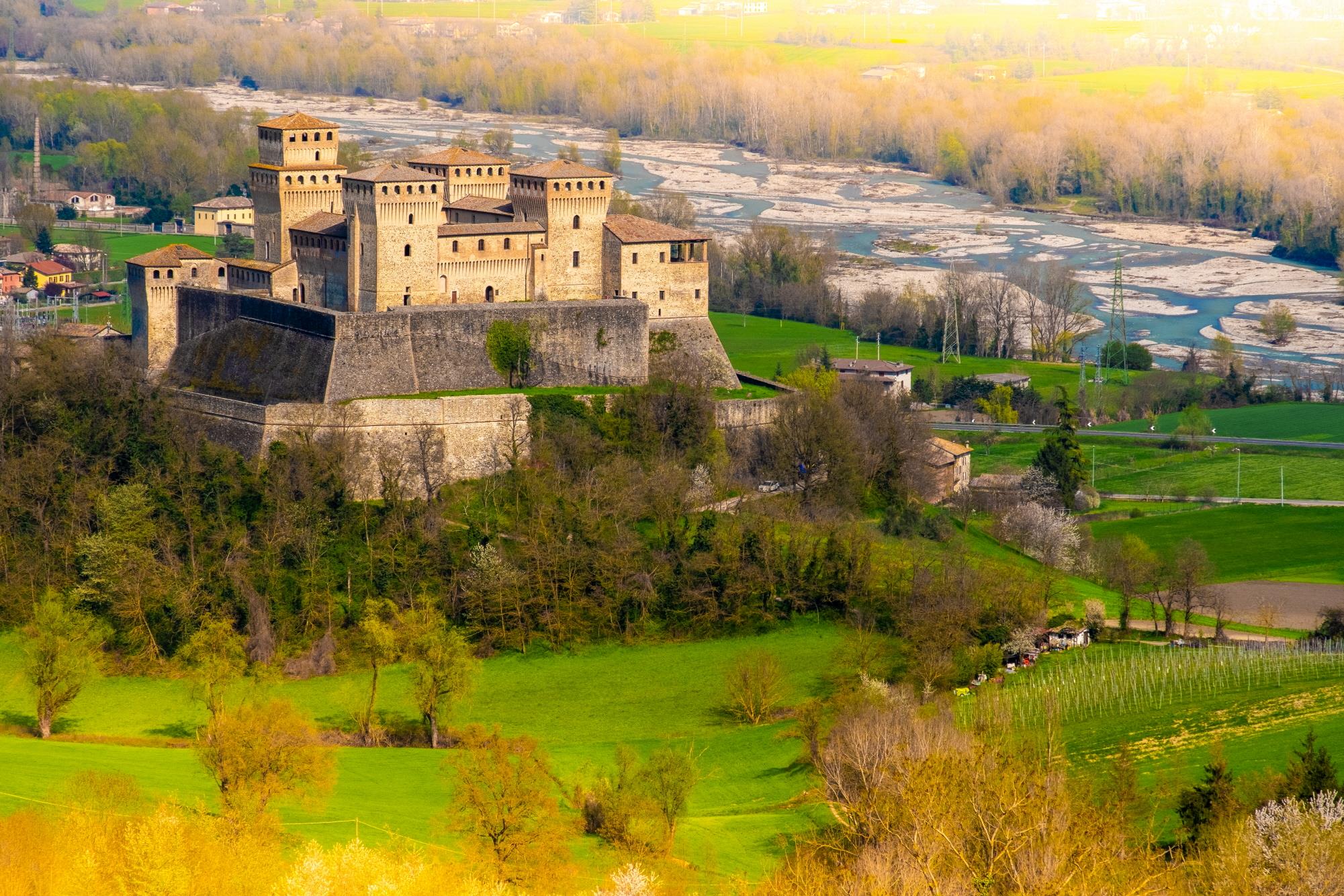 토레치아라 성  Castle of Torrechiara