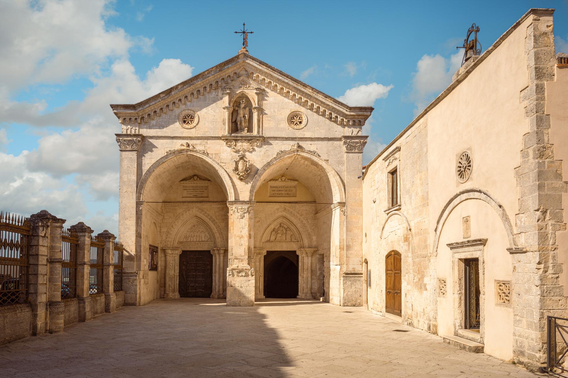 미카엘 대천사 발현 성당과 동굴  San Michele Arcangelo