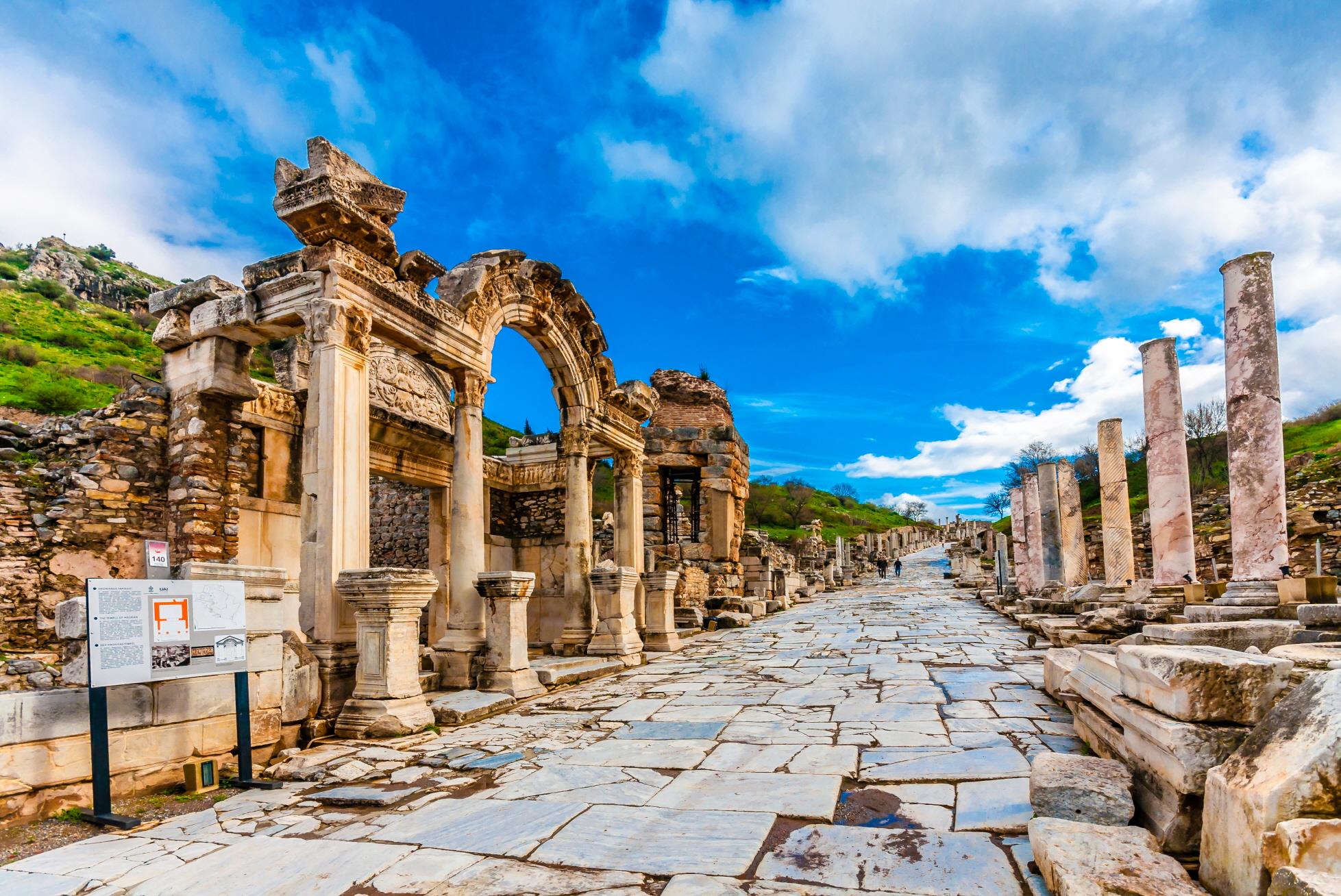 하드리아누스 신전  Temple of Hadrian