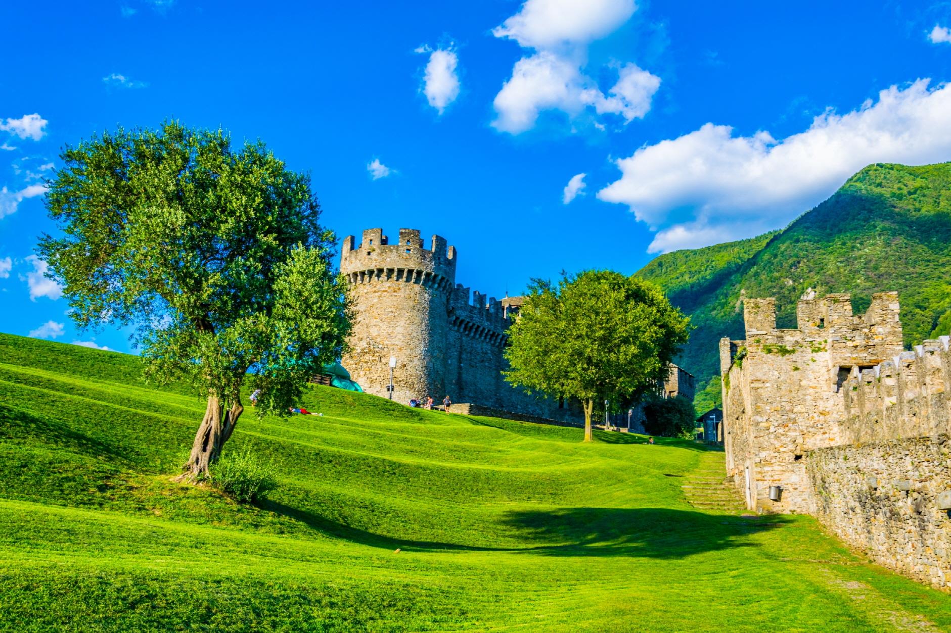 벨린초나 고성들  Three Castles, Defensive Wall and Ramparts of the Market-Town of Bellinzona