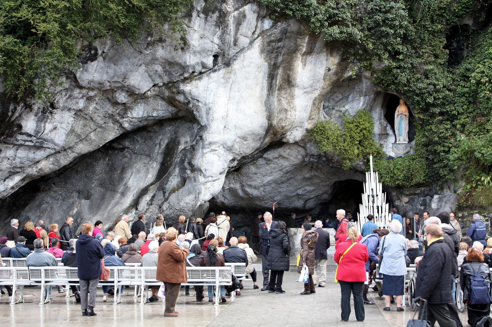마사비엘 동굴  Massabielle Grotto