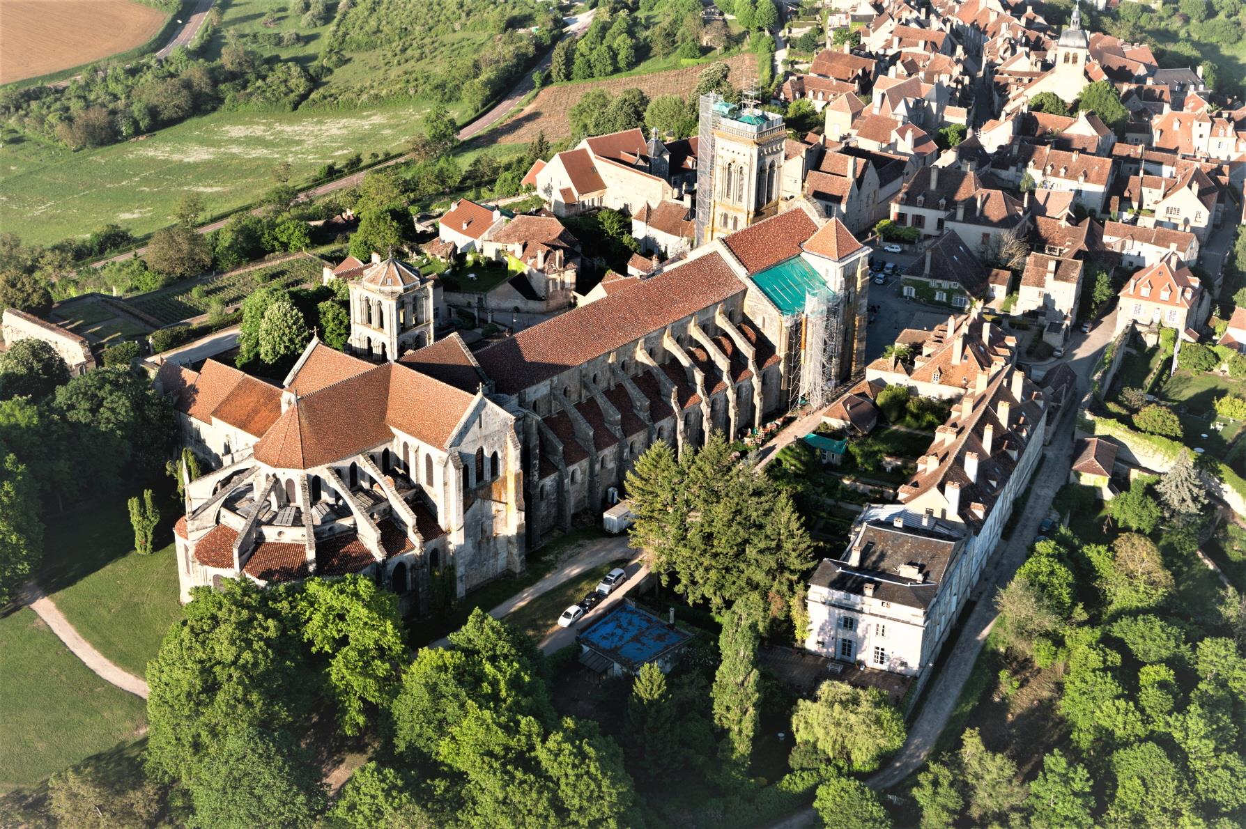 베즐레 수도원과 마을  Sainte-Marie-Madeleine Basilica in Vezelay