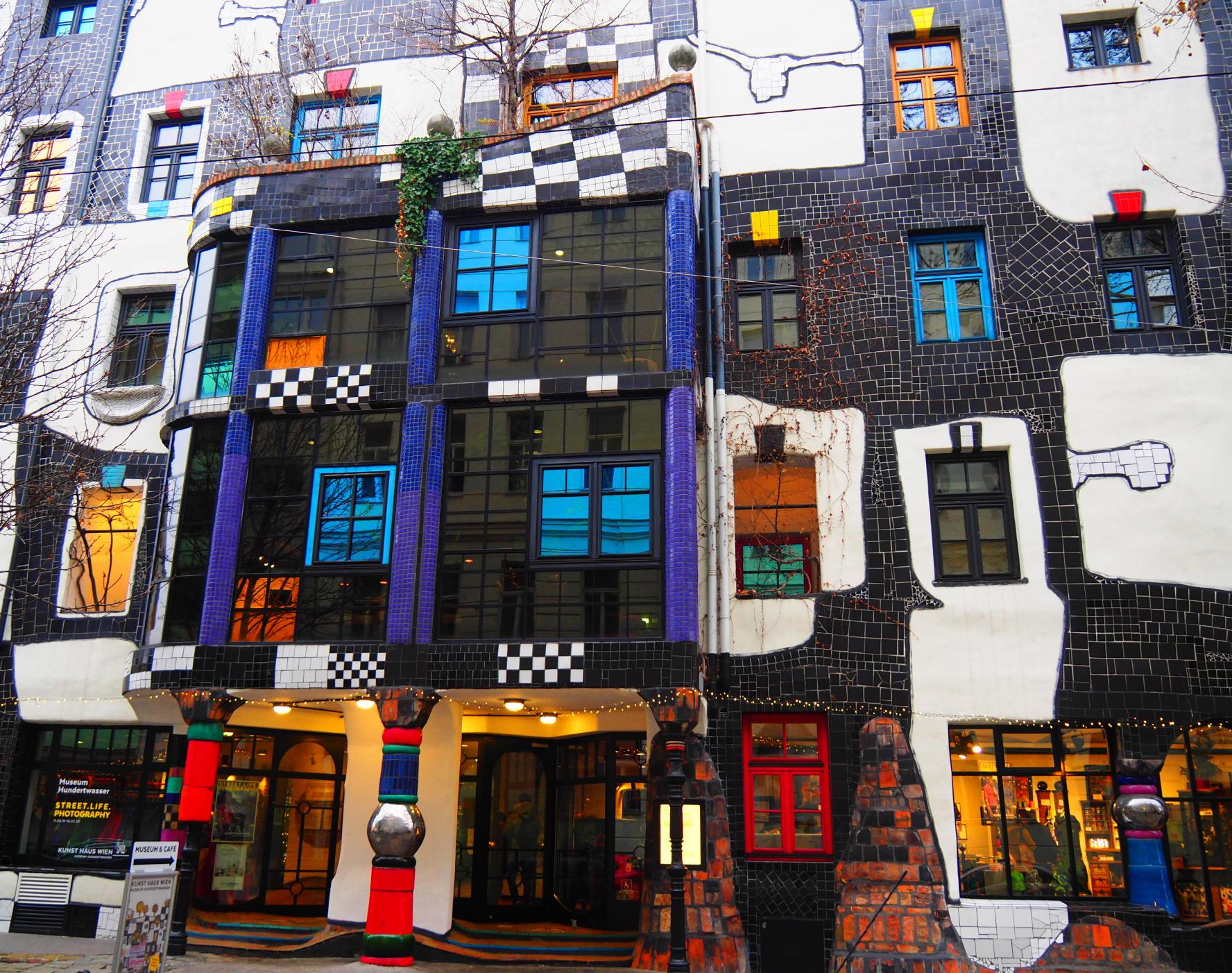 훈데르트 바써 하우스  Kunst Haus Wien. Museum Hundertwasser