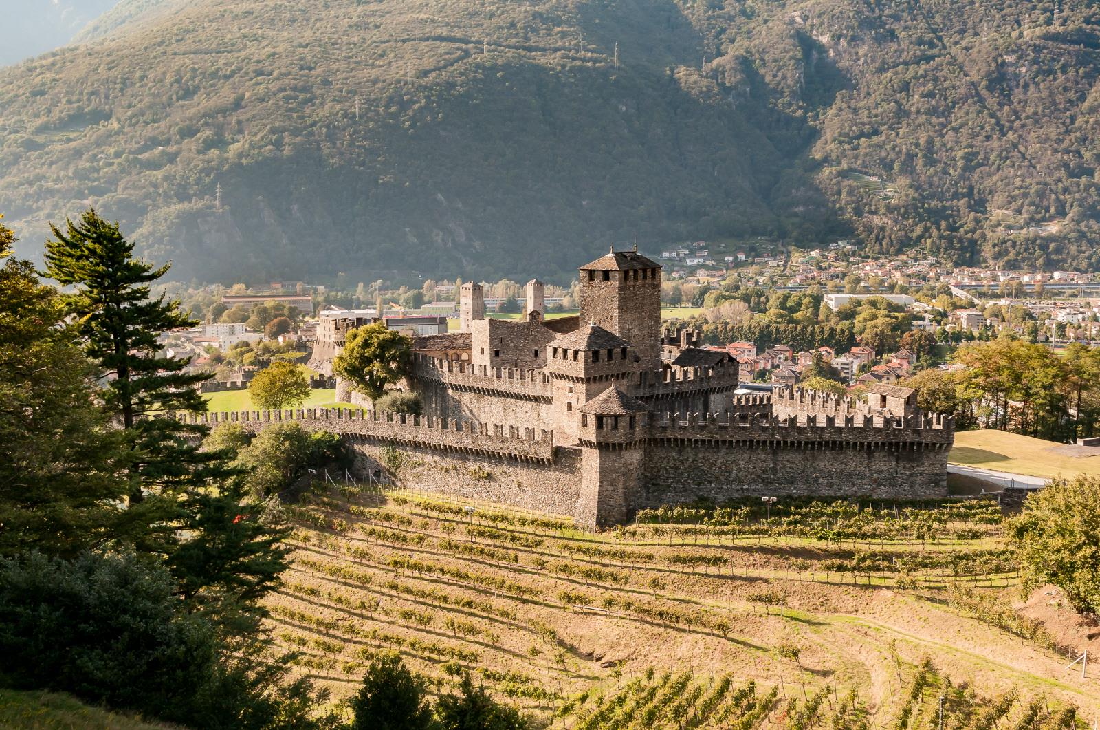 벨린초나 고성들  Three Castles, Defensive Wall and Ramparts of the Market-Town of Bellinzona