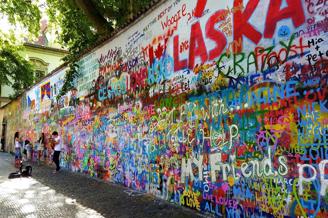 존 레논의 벽  Lennon wall